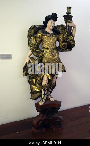 Akolytenengel. 18. Jahrhundert. Vergoldetes Holz, polychrom, Eofado-Technik, gelocht. Das Museum der Kirche von Saint Francisco. Evora. Portugal. Stockfoto