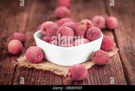 Portion frischer Litschi (Nahaufnahme, selektiver Fokus) Stockfoto
