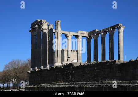 Portugal. Römischer Tempel von Evora. 1. Jahrhundert n. Chr. Die antike iberische römische Provinz Lusitania. Stockfoto