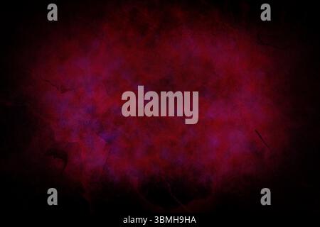 Roter und lilafarbener Dunst wirbelt sanft in einer flachen Illustration und erzeugt tiefe, strukturierte Nebel Stockfoto