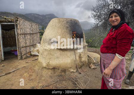 Berberfrauen backen im Ofen im Freien, Mezlafen Al Oued, Provinz Chefchaouen, Rif Mountains, Marokko, Nordafrika, Afrika Stockfoto