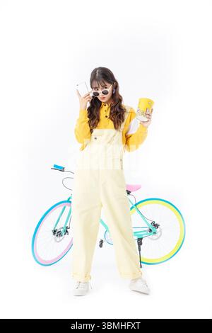 Eine junge Studentin in Bib overalls​ Stockfoto