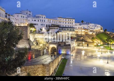Alte befestigte Stadtmauer und Continental Hotel, Bab El Marsa, Tanger, Marokko, Nordafrika, Afrika Stockfoto