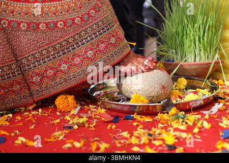 Shila Arohan oder Shilarohan-Ritual fand hauptsächlich indische Hochzeiten statt. Der mit Henna verzierte Fuß der Braut (mehndi) wird auf einem Schleifstein/Shilbatta platziert. Stockfoto