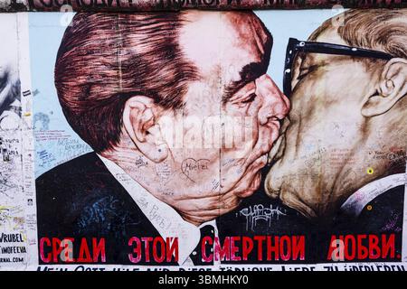 Der Kuss der Brüder, mein Gott, hilf mir, diese tödliche Liebe zu überleben, von dem russischen Künstler Dmitri Vrubel, Berliner Mauer, Berlin, Deutschland Stockfoto