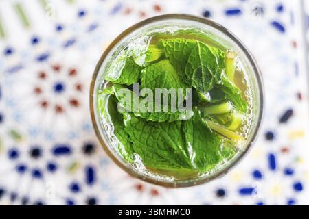 Ein Glas typisch marokkanischer Minztee, Cafe Hafa, Tanger, Marokko, Nordafrika, Afrika Stockfoto