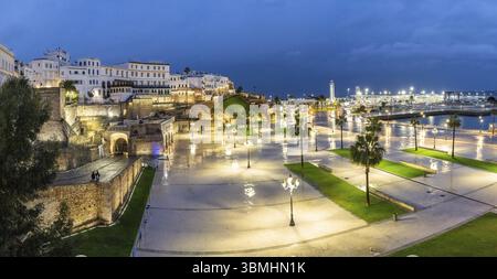 Alte befestigte Stadtmauer und Continental Hotel, Bab El Marsa, Tanger, Marokko, Nordafrika, Afrika Stockfoto