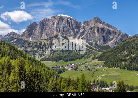 Panoramablick auf das Bergmassiv der Dolomiten in Südtirol und das Dorf Kolfuschg im Vordergrund Stockfoto