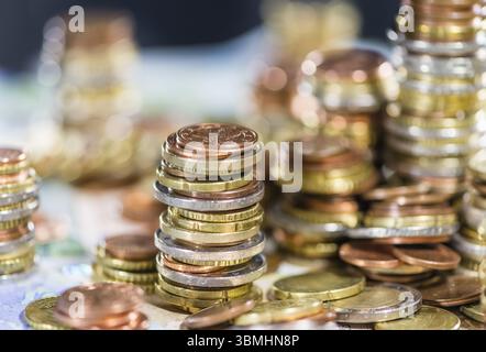 Euro-Münzen (auf Banknoten) als detaillierte Nahaufnahme gestapelt Stockfoto