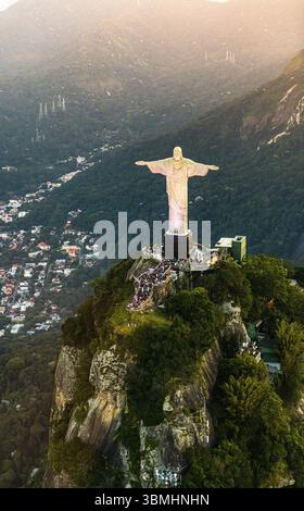 Cristo Redentor Statue in Rio de Janeiro (Luftaufnahme aus einem Hubschrauber) bei einem spektakulären Sonnenuntergang Stockfoto