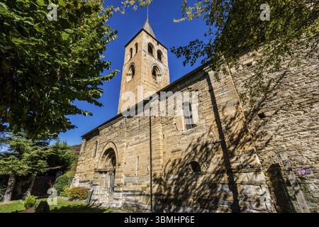 Glockenturm im gotischen Stil, um das 14. Jahrhundert, romanische Kirche Sant Felix de Vilac, 12. Jahrhundert, Vilac, Gemeinde Vielha e Mijaran, Ara Stockfoto