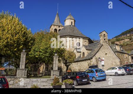 Glockenturm im gotischen Stil, um das 14. Jahrhundert, romanische Kirche Sant Felix de Vilac, 12. Jahrhundert, Vilac, Gemeinde Vielha e Mijaran, Ara Stockfoto
