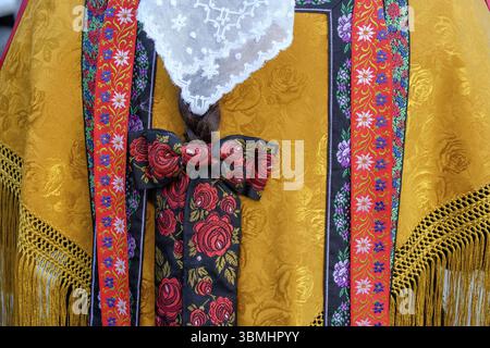 Details der traditionellen Damenkostüme, der traditionellen Ballseiten des Landtanzes, des typischen ibizanischen Tanzes, Portinax, Ibiza, Balearen, Spanien, Europa Stockfoto