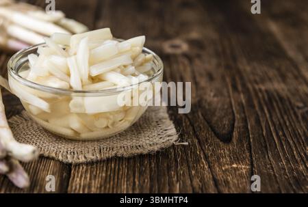 Weißer Spargel (erhalten, Nahaufnahme, selektiver Fokus) auf hölzernem Hintergrund Stockfoto