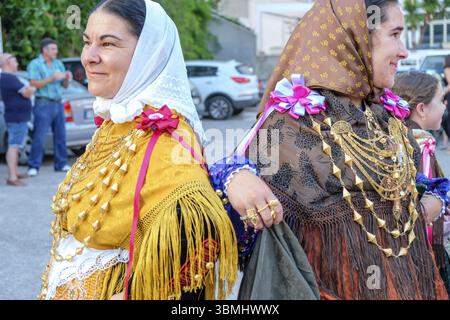 Details der traditionellen Damenkostüme, der traditionellen Ballseiten des Landtanzes, des typischen ibizanischen Tanzes, Portinax, Ibiza, Balearen, Spanien, Europa Stockfoto