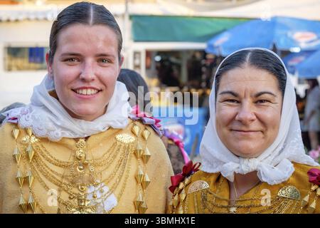 Details der traditionellen Damenkostüme, der traditionellen Ballseiten des Landtanzes, des typischen ibizanischen Tanzes, Portinax, Ibiza, Balearen, Spanien, Europa Stockfoto