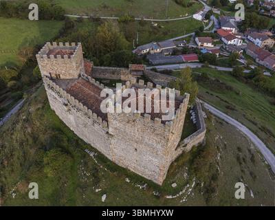 Schloss Argueeso (Schloss San Vicente), Dorf Argueeso, Gemeinde der Hermandad de Campoo de Suso, Kantabrien, Spanien, Europa Stockfoto