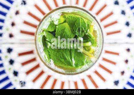 Ein Glas typisch marokkanischer Minztee, Cafe Hafa, Tanger, Marokko, Nordafrika, Afrika Stockfoto