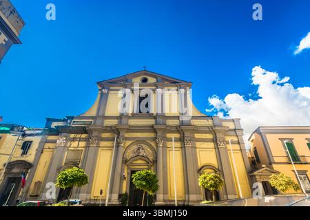 HDR-Bild zeigt den typischen Architekturstil von Neapel, Italien, mit farbenfrohen Gebäudefassaden, veralteten Texturen und Fensterläden Stockfoto