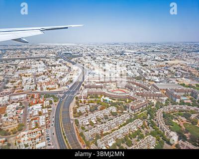 Weite Luftsicht auf Riad City mit Flugzeugflügel und strukturiertem Stadtbild Stockfoto