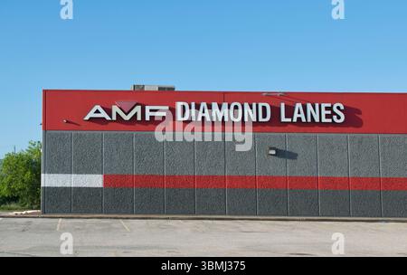 Houston, Texas, USA 06-22-2025: AMF Diamond Lanes Bowlingbahn, Außenansicht. Stockfoto