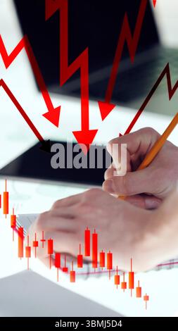 Dramatische Sturzpfeile und Handnotizen während des finanziellen Zusammenbruchs. Börsencrash Stockfoto