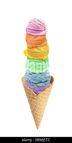 Leckere Eiskugeln in Regenbogenfarben im Waffelkegel auf weißem Hintergrund Stockfoto