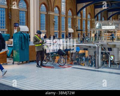 Vereinigtes Königreich, London, 4. März 2025. Während der Hauptverkehrszeit, einem der geschäftigsten Verkehrsknotenpunkte Londons, bewegen sich zahlreiche Pendler durch die Liverpool Street Station Stockfoto