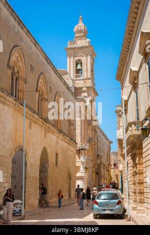 Triq Il Villegaignon Mdina, Blick auf Triq Il Villegaignon, die Hauptstraße, die durch das Zentrum der historischen ummauerten Stadt Mdina, Malta führt Stockfoto