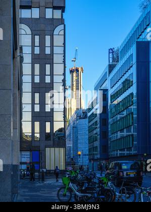 Vereinigtes Königreich, London, 30. Juni 2025. Stadtarbeiter und Lieferradfahrer versammeln sich vor modernen Büros in Farringdon in der Nähe von Smithfield Stockfoto