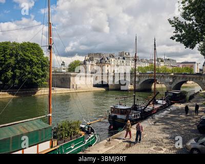 Touristen, die mit einem traditionellen Lastkahn entlang des seine-Flusses spazieren Stockfoto