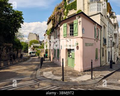 Pinkfarbenes Restaurantgebäude an einer Ecke in montmartre paris Stockfoto