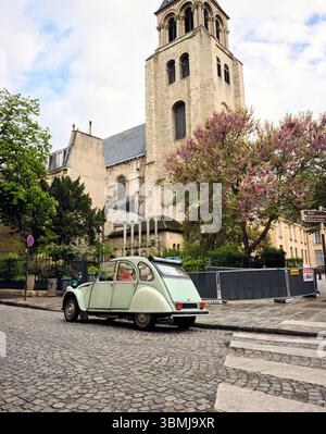 Oldtimer parkt in der Nähe der Kirche saint-germain-des-prés in paris Stockfoto