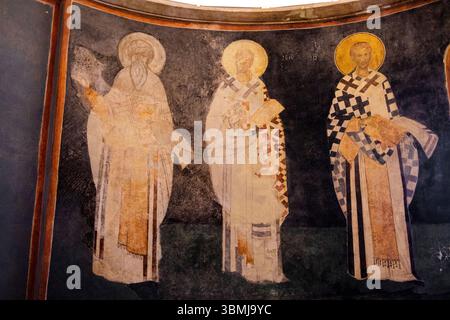 Türkei: Fresko der Kirchenväter in der Parekklesion (Seitenkapelle), Kirche des Heiligen Erlösers in Chora (Kariye-Moschee), ursprünglich eine orthodoxe christliche Kirche in Istanbul. Die Kirche Chora wurde ursprünglich Anfang des 4. Jahrhunderts erbaut und stand außerhalb der Stadtmauern von Konstantinopel. Die wunderschönen Mosaiken und Fresken stammen aus dem frühen 14. Jahrhundert und wurden von dem mächtigen byzantinischen griechischen Staatsmann Theodore Metochites geschaffen. Stockfoto