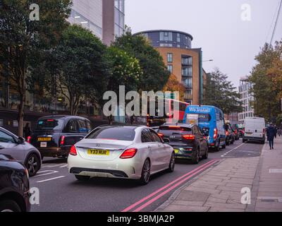 Vereinigtes Königreich, London, 06 Nov 2024. Lange Warteschlangen von Autos und Bussen in einer Londoner Straße in der Nähe von Angel in den Stoßzeiten des Vormittags stehen im starken Verkehr. Stockfoto