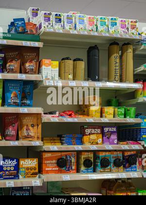 Vereinigtes Königreich, London, 06 Nov 2024. Lebensmittelgeschäft Regal in Angel mit gesunden Snacks, pflanzlichen Getränken und wiederverwendbaren Flaschen in einem ordentlichen arra Stockfoto