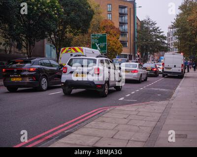 Vereinigtes Königreich, London, 06 Nov 2024. Morgenverkehr in der Nähe von Angel, Islington, da sich die Fahrzeuge an einem bewölkten Herbsttag langsam während der Stoßzeiten bewegen Stockfoto