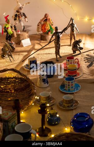 Studio 90 war eine Kunst- und Kunsthandwerksgalerie im Dorf Suffolk Rendham, die Kunstwerke aller Art, einschließlich Skulpturen und Töpferwaren, zeigte und verkaufte. Stockfoto