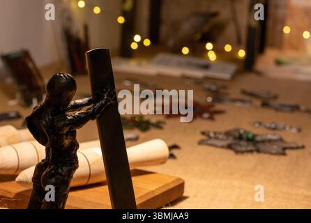 Studio 90 war eine Kunst- und Kunsthandwerksgalerie im Dorf Suffolk Rendham, die Kunstwerke aller Art, einschließlich Skulpturen und Töpferwaren, zeigte und verkaufte. Stockfoto