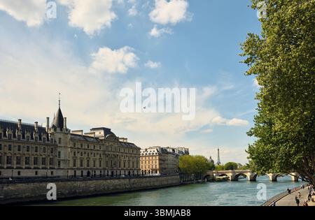 Seine-Ufer mit conciergerie und eiffelturm Stockfoto