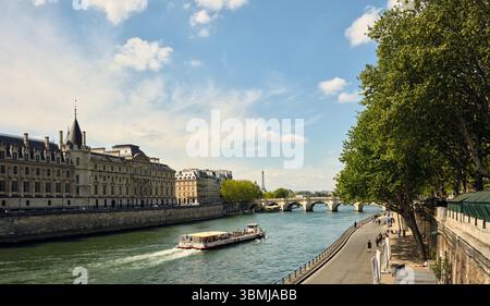 Touristenboot auf der seine-Fluss Stockfoto