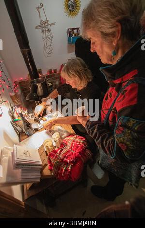 Studio 90 war eine Kunst- und Kunsthandwerksgalerie im Dorf Suffolk Rendham, die Kunstwerke aller Art, einschließlich Skulpturen und Töpferwaren, zeigte und verkaufte. Stockfoto