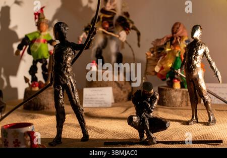 Studio 90 war eine Kunst- und Kunsthandwerksgalerie im Dorf Suffolk Rendham, die Kunstwerke aller Art, einschließlich Figuren, zeigte und verkaufte. Stockfoto