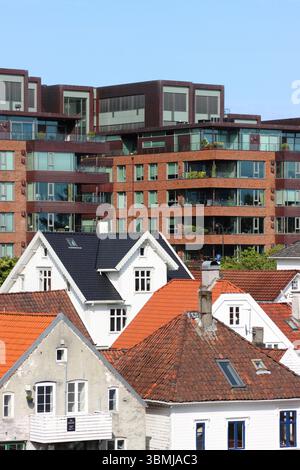 Altstadt aus Holz (mit modernen Gebäuden dahinter) in Stavanger, Norwegen Stockfoto