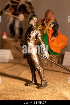 Studio 90 war eine Kunst- und Kunsthandwerksgalerie im Dorf Suffolk Rendham, die Kunstwerke aller Art, einschließlich Figuren, zeigte und verkaufte. Stockfoto