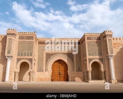 Bab Mansour in Meknes, Marokko an einem sonnigen Nachmittag - Frontalblick Stockfoto