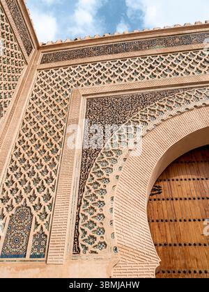 Bab Mansour in Meknes, Marokko an einem sonnigen Nachmittag - Niedrigwinkelaufnahme Stockfoto