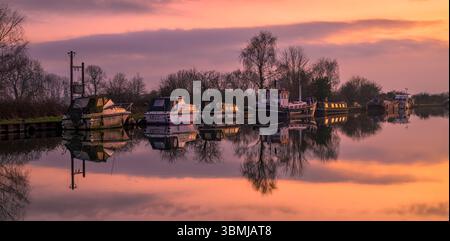 Der Gloucester and Sharpness Canal in der Nähe von Slimbridge, Gloucestershire, Großbritannien mit Sonnenuntergang Stockfoto