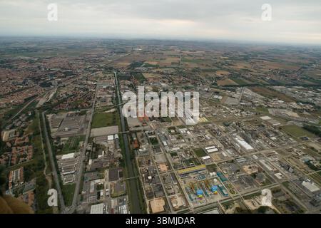 Aus der Vogelperspektive zeigt ein weitläufiges Industriegebiet und die umliegende Stadtlandschaft Stockfoto