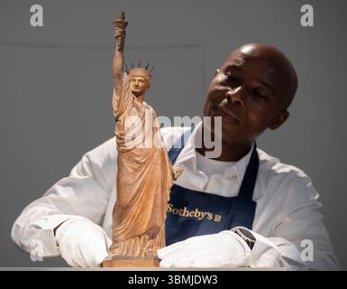 Sotheby's, London, Großbritannien. Juni 2025. Vorschau auf die Auktion von Sotheby's Master Sculpture am 2. Juli. Zu den Höhepunkten gehören: Frederic-Auguste Bartholdi, Maquette für La-Liberté. Schätzung: £200.000-300.000. Quelle: Malcolm Park/Alamy Live News Stockfoto